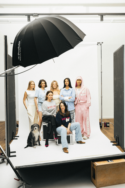 Hinten von links: Laura Abla, Karlotta Nila, Emma Svenningson, Pati Valpati und Yothin Khamwandi Vorne von links: Sophie Grützner, Chefredakteurin Instyle Print und Bianka Morgen, Chefredakteurin Instyle Digital  Der Hund gehört Sophie Grützner und heißt Wapi.