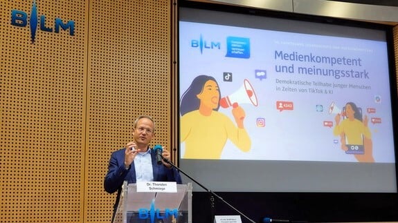 Schmiege vor Plakat_BLM