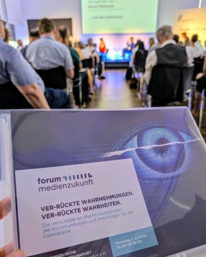 Das Thema bei forum medienzukunft in Frankfurt lautete 2025 - Ver-rückte Wahrnehmungen. Ver-rückte Wahrheiten.